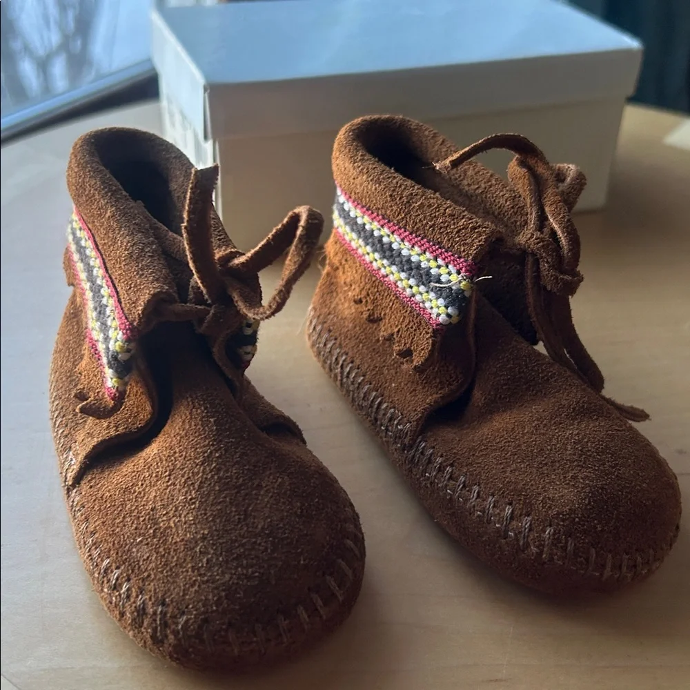 Minnetonka NWT PA•POO•SHU Moccasins INFANTS SIZE 4 with Colorful Trim